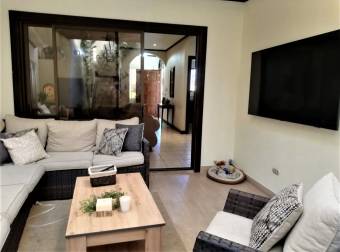 Se vende espaciosa casa colonia con bonita terraza en condominio San Antonio de Belen 22-1663