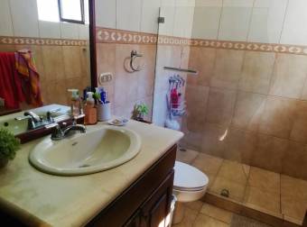 Se vende espaciosa casa colonia con bonita terraza en condominio San Antonio de Belen 22-1663