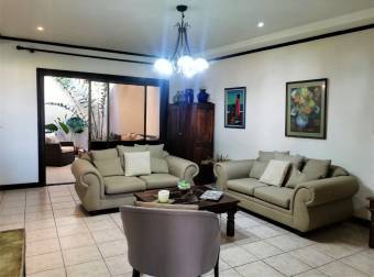 Se vende espaciosa casa colonia con bonita terraza en condominio San Antonio de Belen 22-1663