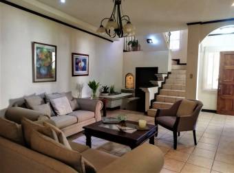 Se vende espaciosa casa colonia con bonita terraza en condominio San Antonio de Belen 22-1663