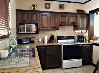 Se vende espaciosa casa colonia con bonita terraza en condominio San Antonio de Belen 22-1663