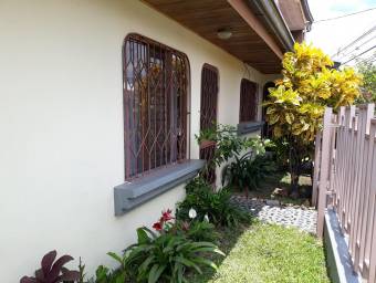 Se vende excelente inversion con casa apartamento y local en san jose de Alajuela 22-2357