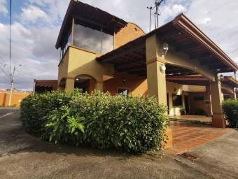 Se vende casa con espaciosa patio en Mercedes Sur Heredua 22-1253