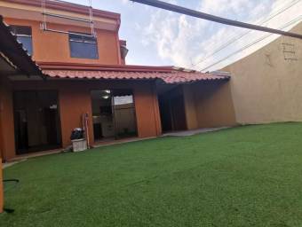 Se vende casa con espaciosa patio en Mercedes Sur Heredua 22-1253