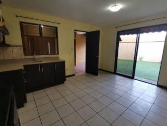 Se vende casa con espaciosa patio en Mercedes Sur Heredua 22-1253