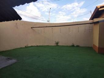 Se vende casa con espaciosa patio en Mercedes Sur Heredua 22-1253