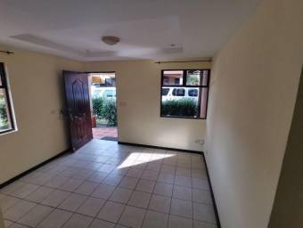 Se vende casa con espaciosa patio en Mercedes Sur Heredua 22-1253