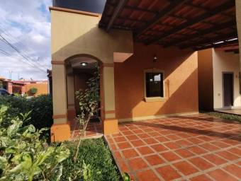 Se vende casa con espaciosa patio en Mercedes Sur Heredua 22-1253