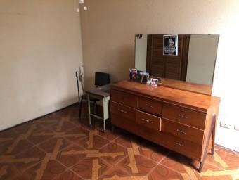 Se vende casa con excelente ubicacion en Mercedes norte 22-142