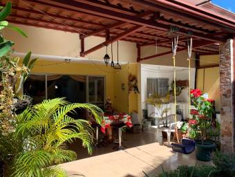 Se vende espaciosa casa con espaciosa Terraza en Alajuela Centro 22-68