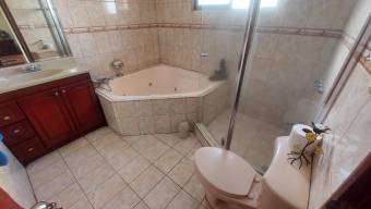 se vende  Espaciosa casa con jacuzzi en San Sebastian 22-1316