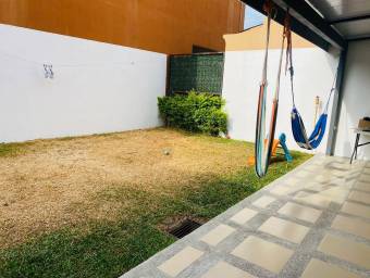 se vende casa con patio amplio en la Guácima 22-1864