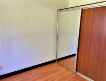 Se vende espacioso apartamento para inversion en Santa Ana centro en primera planta 22-1535