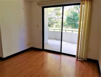 Se vende espacioso apartamento para inversion en Santa Ana centro en primera planta 22-1535