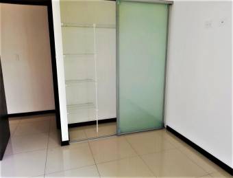 Se vende apartamento con espacioso balcón con vista en Santa Ana rio oro 22-1501