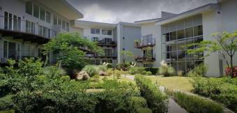 Se vende apartamento con espacioso balcón con vista en Santa Ana rio oro 22-1501