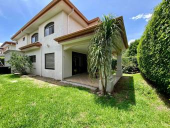 Se vende espaciosa casa con patio grande en pozos de Santa Ana 22-2411