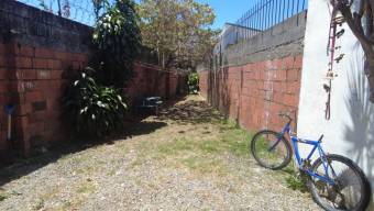 se vende casa de una planta con patio en San Juan de Tibas  22-1836