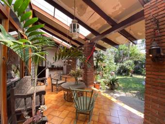 Se vende casa de un nivel  con terraza grande y espacioso patio en la Uruca 21-548