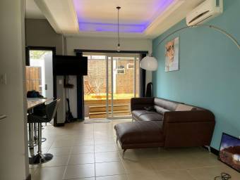 Se vende espaciosa casa con deck y jaccuzi en el patio en la Guacima 22-844