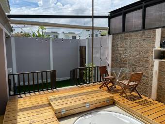 Se vende espaciosa casa con deck y jaccuzi en el patio en la Guacima 22-844