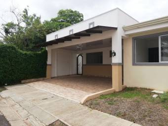 Se vende casa con espacioso patio en San Antonio de Alajuela 22-789