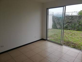 Se vende casa con espacioso patio en San Antonio de Alajuela 22-789