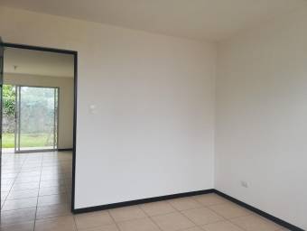 Se vende casa con espacioso patio en San Antonio de Alajuela 22-789