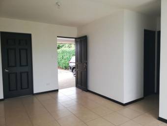 Se vende casa con espacioso patio en San Antonio de Alajuela 22-789