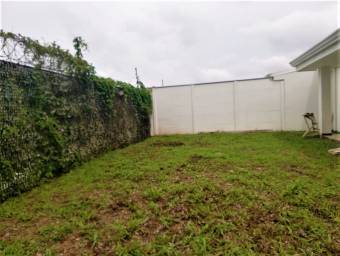 Se vende casa con espacioso patio en San Antonio de Alajuela 22-789