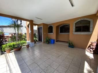 Se vende casa con preciosa terraza bbq en San Francisco de Heredia 22-1468