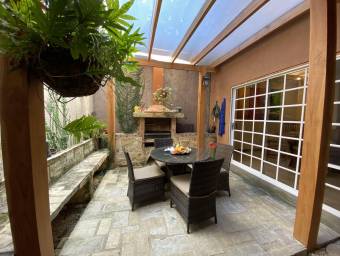 Se vende casa con preciosa terraza bbq en San Francisco de Heredia 22-1468