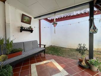 se vende casa con patio grande  en San Joaquin de flores  Heredia 22-1743