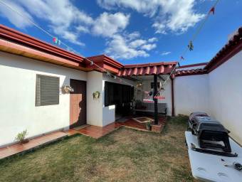 se vende casa con patio grande  en San Joaquin de flores  Heredia 22-1743