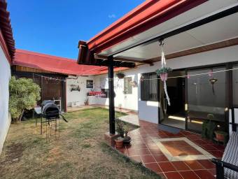 se vende casa con patio grande  en San Joaquin de flores  Heredia 22-1743