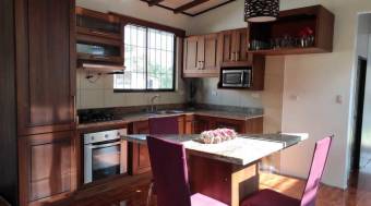 Espectacular casa en Venta, Calle los Almendros Guapiles     CG-20-2163