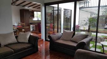 Espectacular casa en Venta, Calle los Almendros Guapiles     CG-20-2163