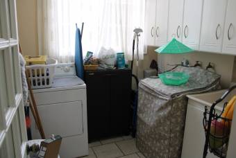 Se vende casa en Residencial en Tres Ríos 