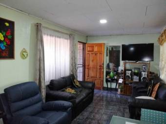 Se vende casa con terraza techada en Mercedes Norte 23-2643