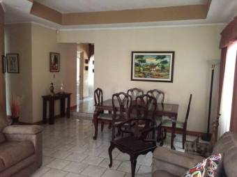 Se vende casa con zona verde en Heredia 23-2289