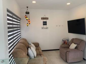 Se vende moderna casa de tres niveles en condominio exclusivo con terraza y amplio patio 23-2836