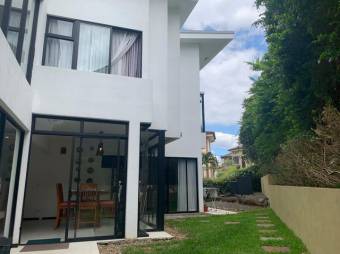 Se vende moderna casa de tres niveles en condominio exclusivo con terraza y amplio patio 23-2836