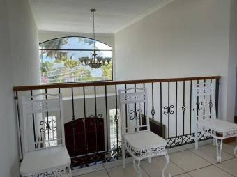 Se vende casa con jardín y terraza con vistas hermosas en la ciudad de San José 23-2832