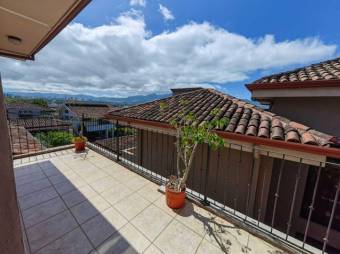 Se vende bella casa con terraza y zona verde en Heredia 23-2131