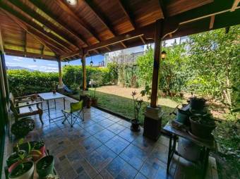 Se vende bella casa con terraza y zona verde en Heredia 23-2131