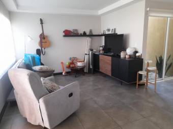 Se vende casa con jardín y terraza en condominio céntrico en San Pablo de Heredia 23-2663