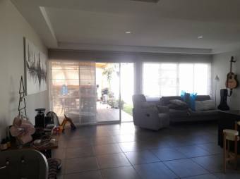 Se vende casa con jardín y terraza en condominio céntrico en San Pablo de Heredia 23-2663