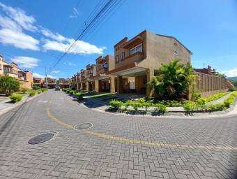 Bella y Cómoda casa en Condominio de AlajAlajuela en Venta. CG-23-1603