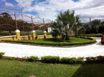 Fabulosa casa con amplio terreno y Arboles Frutales en SanRafaelEscazu en Venta. CG-23-2572