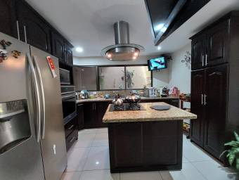 Hermosa y Amplia casa con buenos acabados en Ulloa en Venta. CG-23-2759